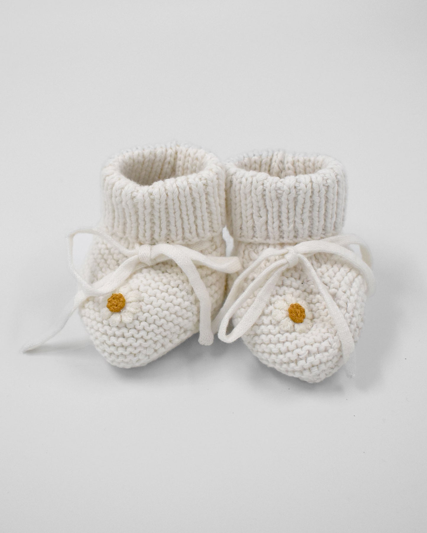 Slofjes gebreid off-white met madeliefje