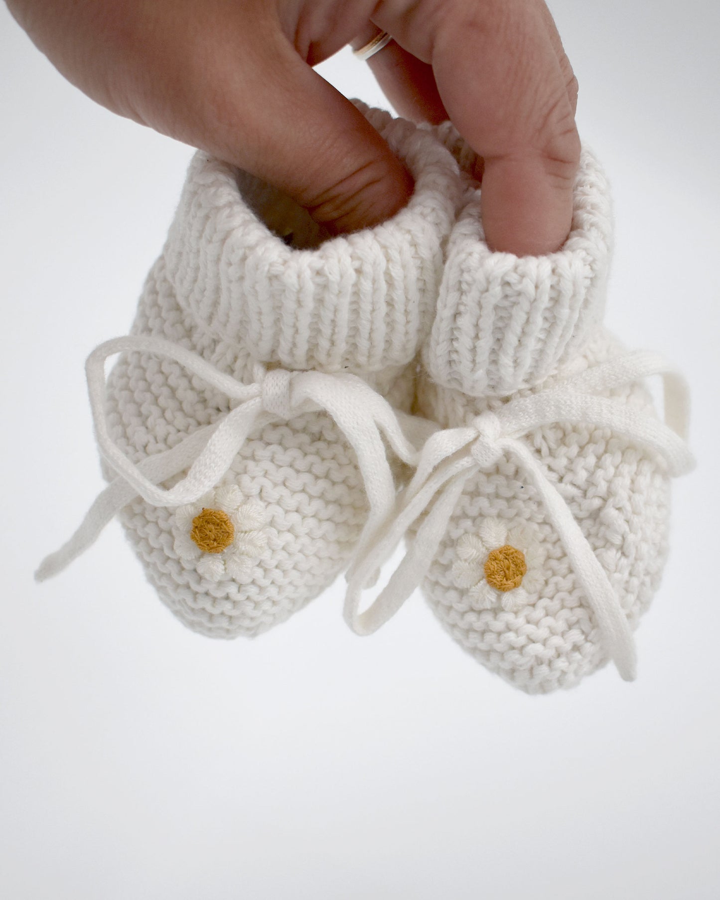 Slofjes gebreid off-white met madeliefje