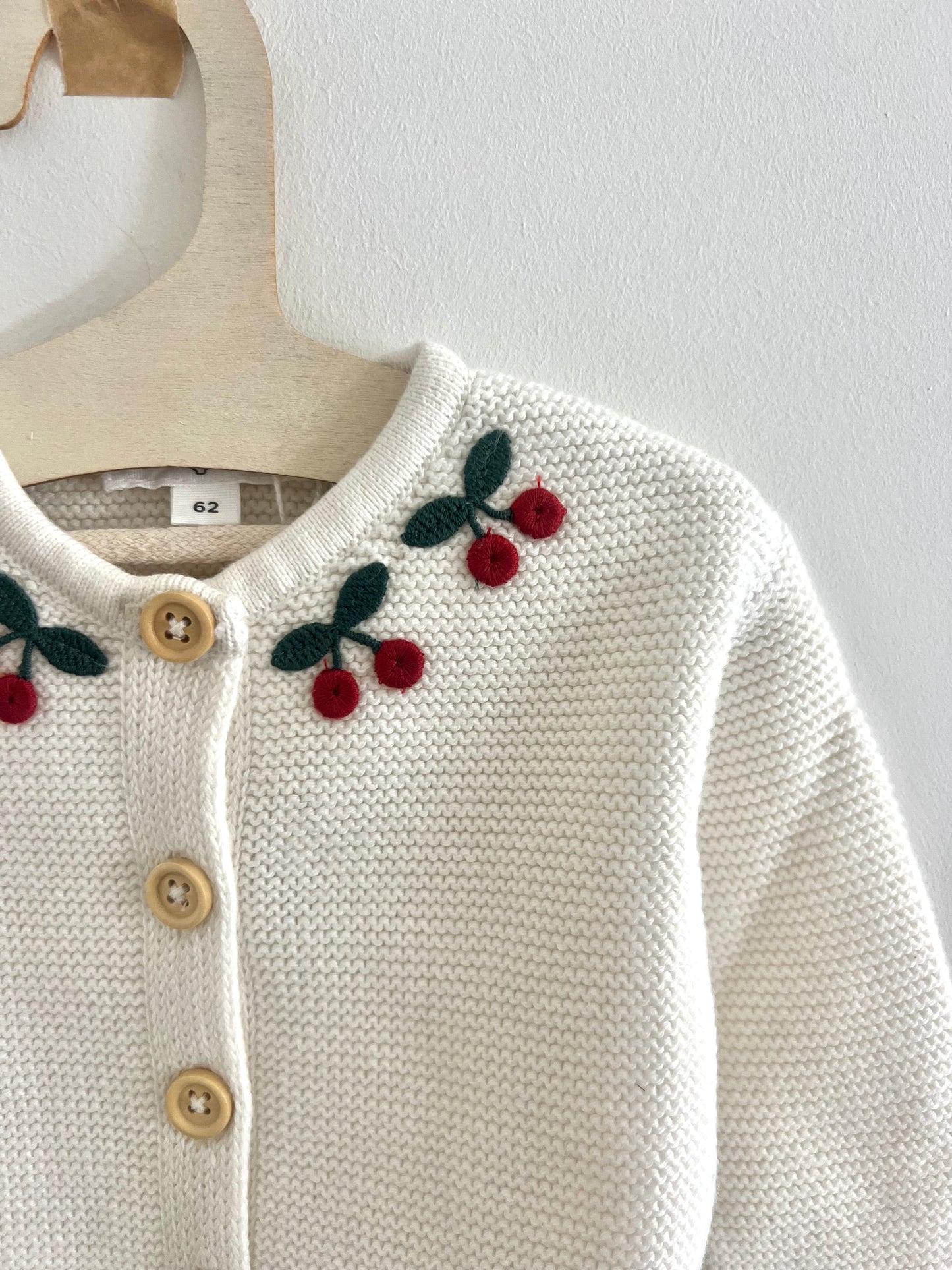 Vestje off-white met kersjes